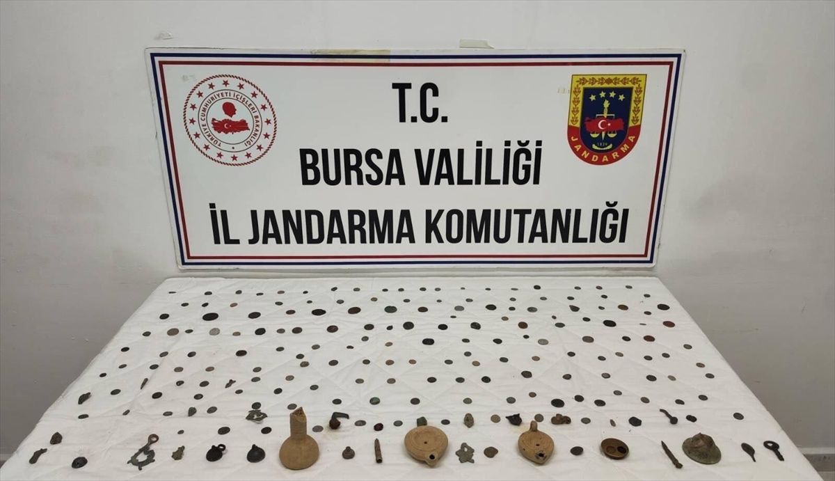 Bursa'da tarihi eser operasyonunda 202 sikke ve obje ele geçirildi
