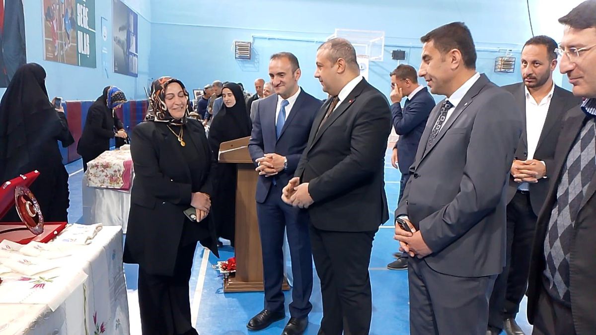 Çat'ta Halk Eğitim Merkezi yıl sonu sergisine büyük ilgi