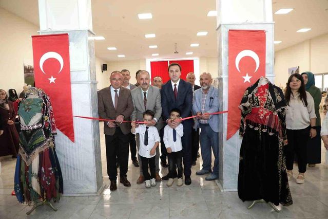 Çavdarhisar'da yılsonu sergisi açıldı