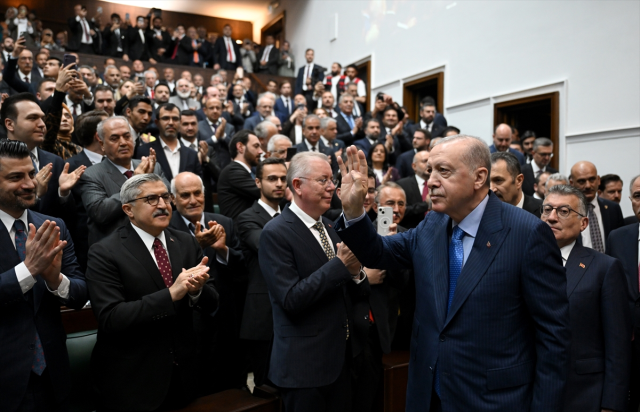 الرئيس أردوغان يلقي خطابًا في اجتماع مجموعة حزبه