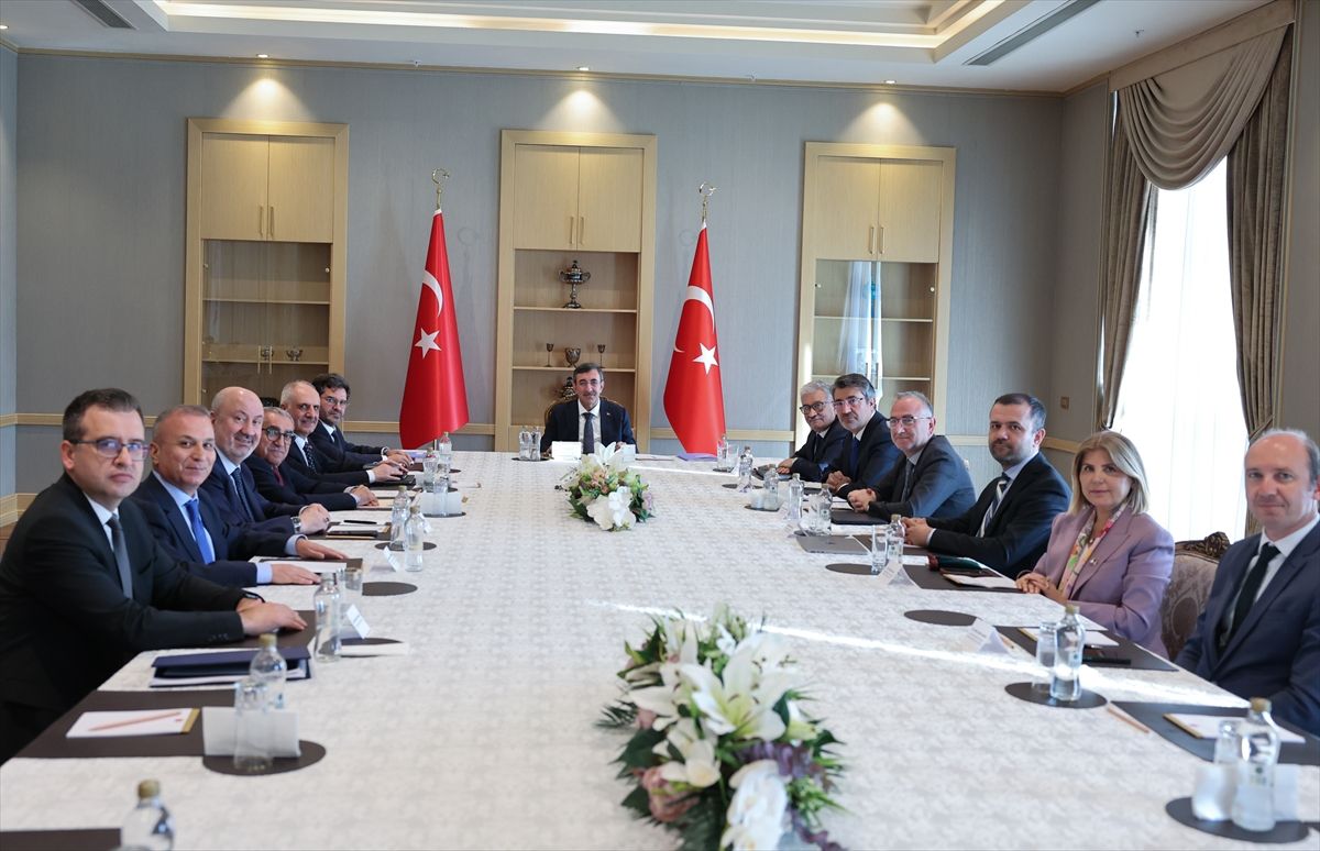 Cumhurbaşkanı Yardımcısı Yılmaz, Cumhurbaşkanlığı Ekonomi Politikaları Kurulu üyeleriyle görüştü