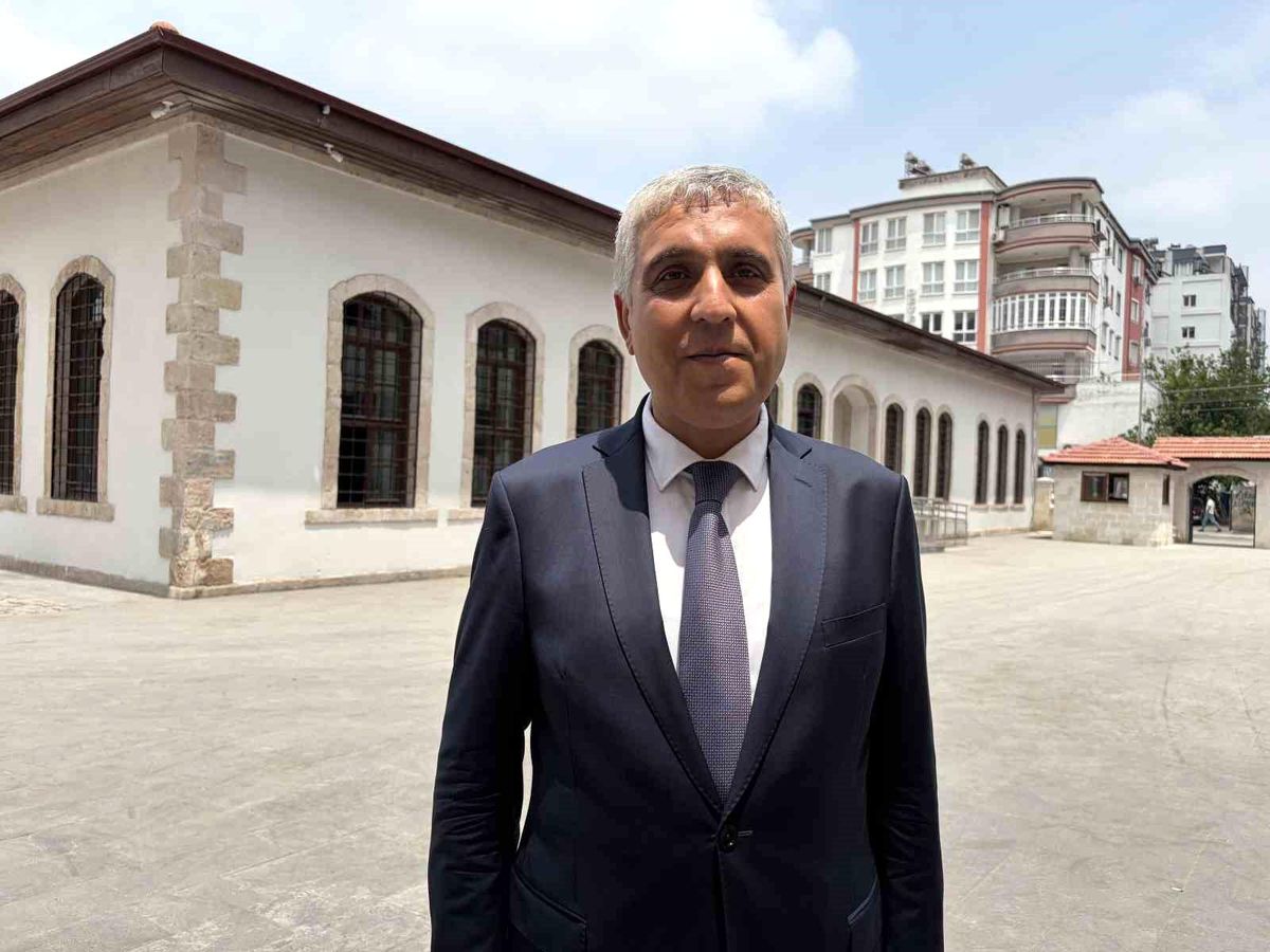 Depremde ağır hasar alan 115 yıllık tarihi okul yeniden eğit
