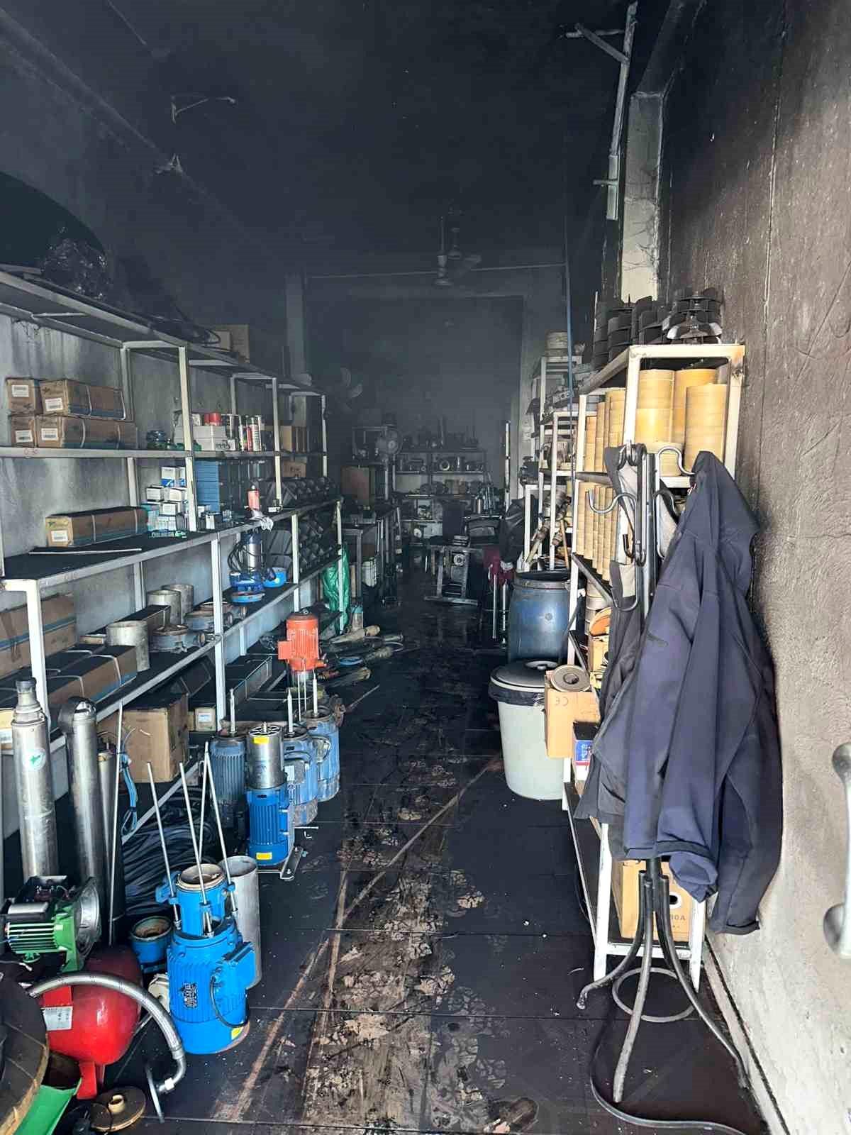Diyarbakır'da çıkan yangında iş yeri kullanılamaz hale geldi