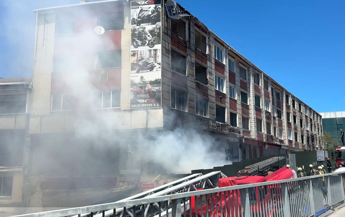 E-5 kenarındaki metruk binada yangın: Yan yolda trafik kilit