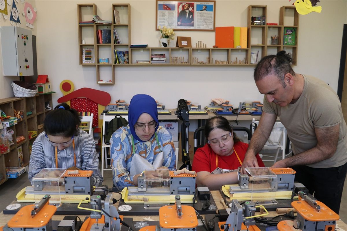 Engellerini yaptıkları el sanatları ile aşıyorlar