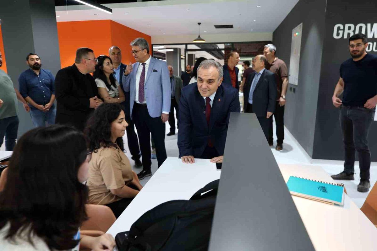 Erciyes Üniversitesi'nde yenilenen kütüphane öğrencilere açı