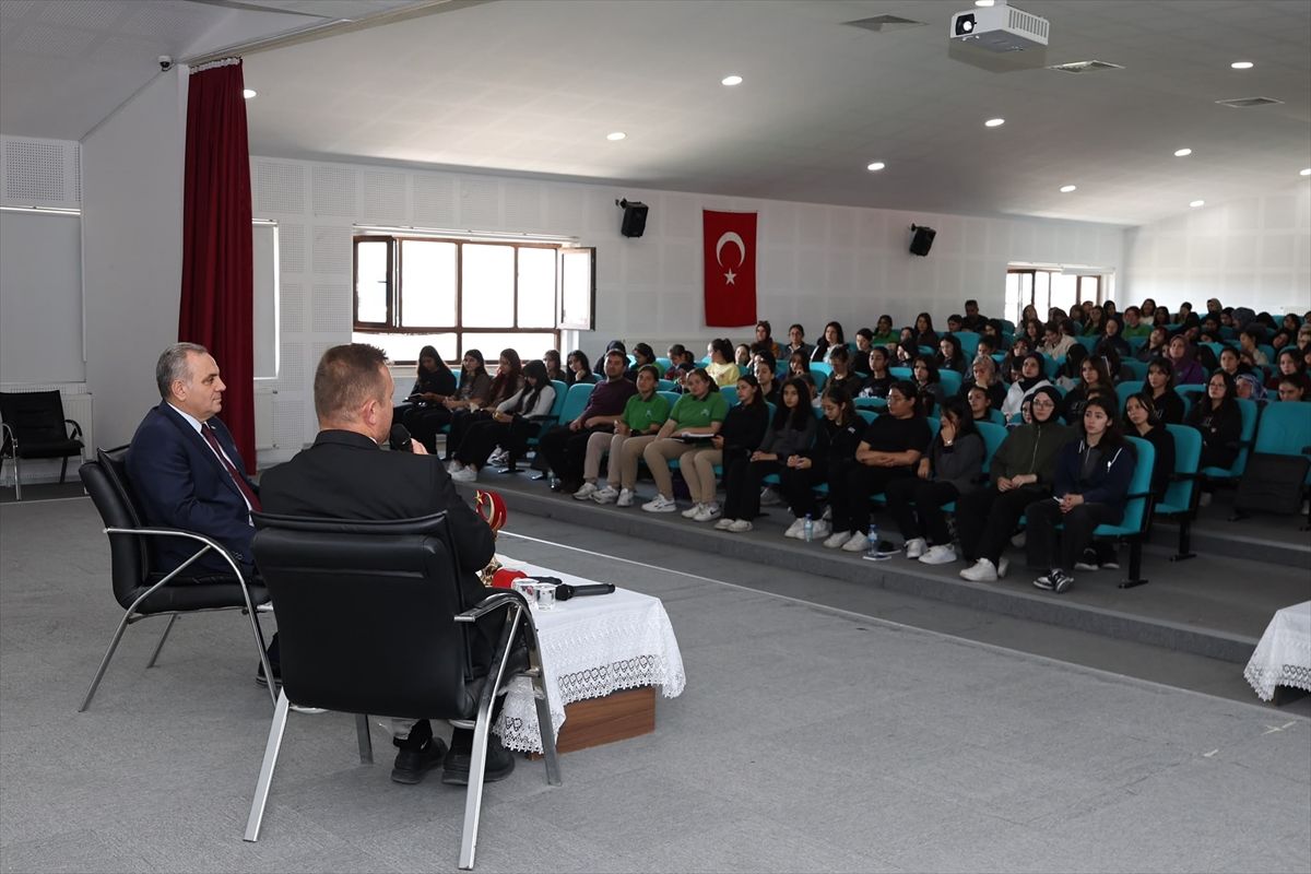 ERÜ Rektörü Prof. Dr. Altun, Develi'de öğrencilerle buluştu