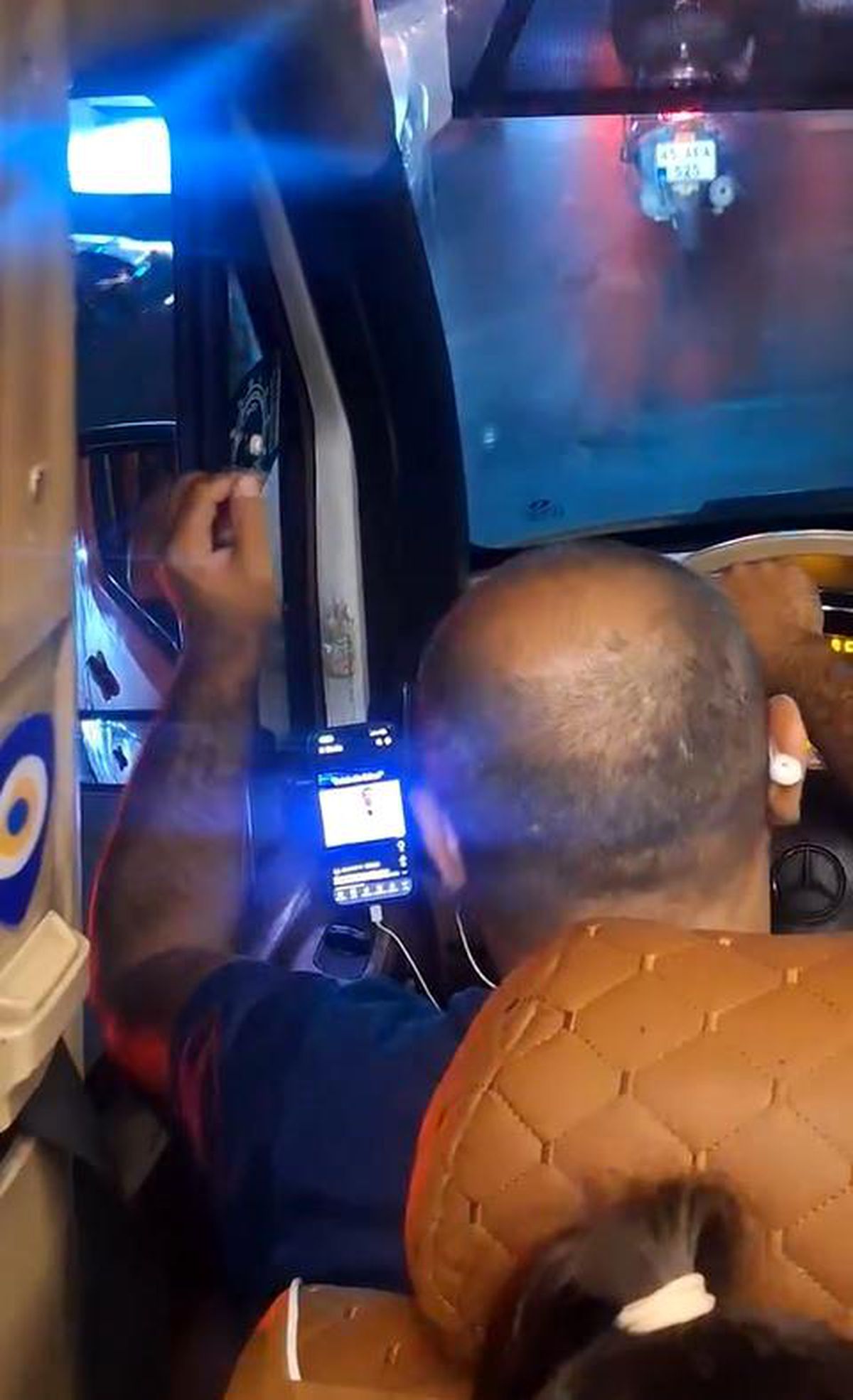 Esenyurt'ta minibüs şoförünün seyir halindeyken video izledi