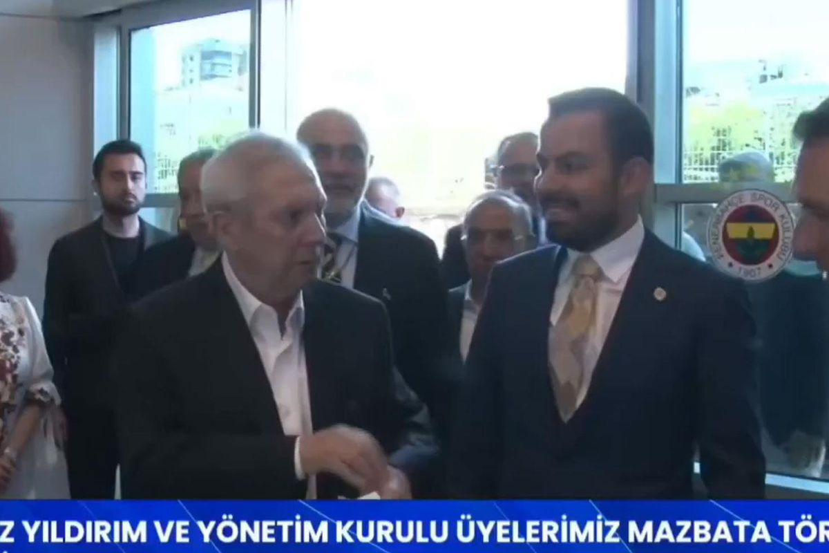 Fenerbahçe'de mazbata törenine damga vuran görüntü