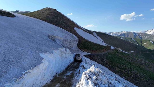 Hakkari'de 5 metreyi bulan karda yayla yolları açılıyor