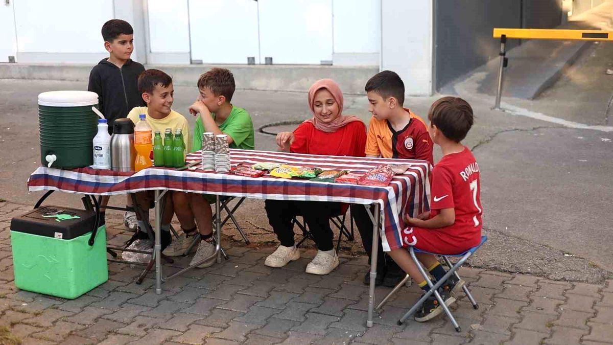 Harçlıklarını yolun kenarında kurdukları tezgahta alın teriy
