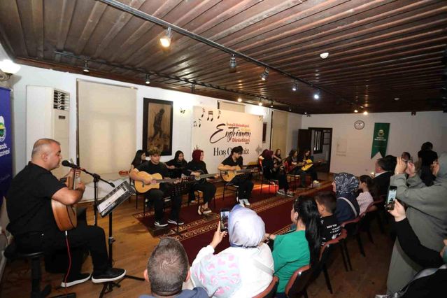 İnegöl Belediyesi'nin gitar kursu kursiyerleri sertifikaları