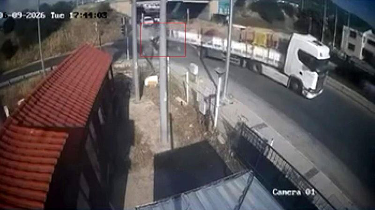 İzmir'de feci kaza: Tıra adeta ok gibi saplandı