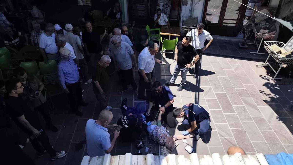 Kalp krizinden ölen arkadaşının cenazesinde kalp krizi geçir