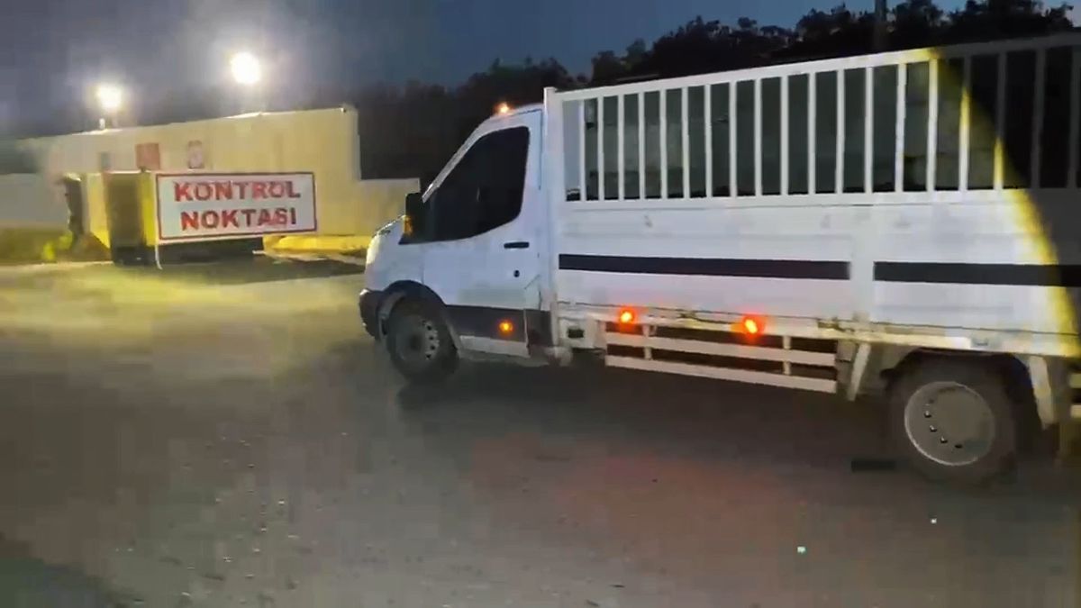 Kamyon lastikleri arasına gizlenmiş 20 bin paket kaçak sigar