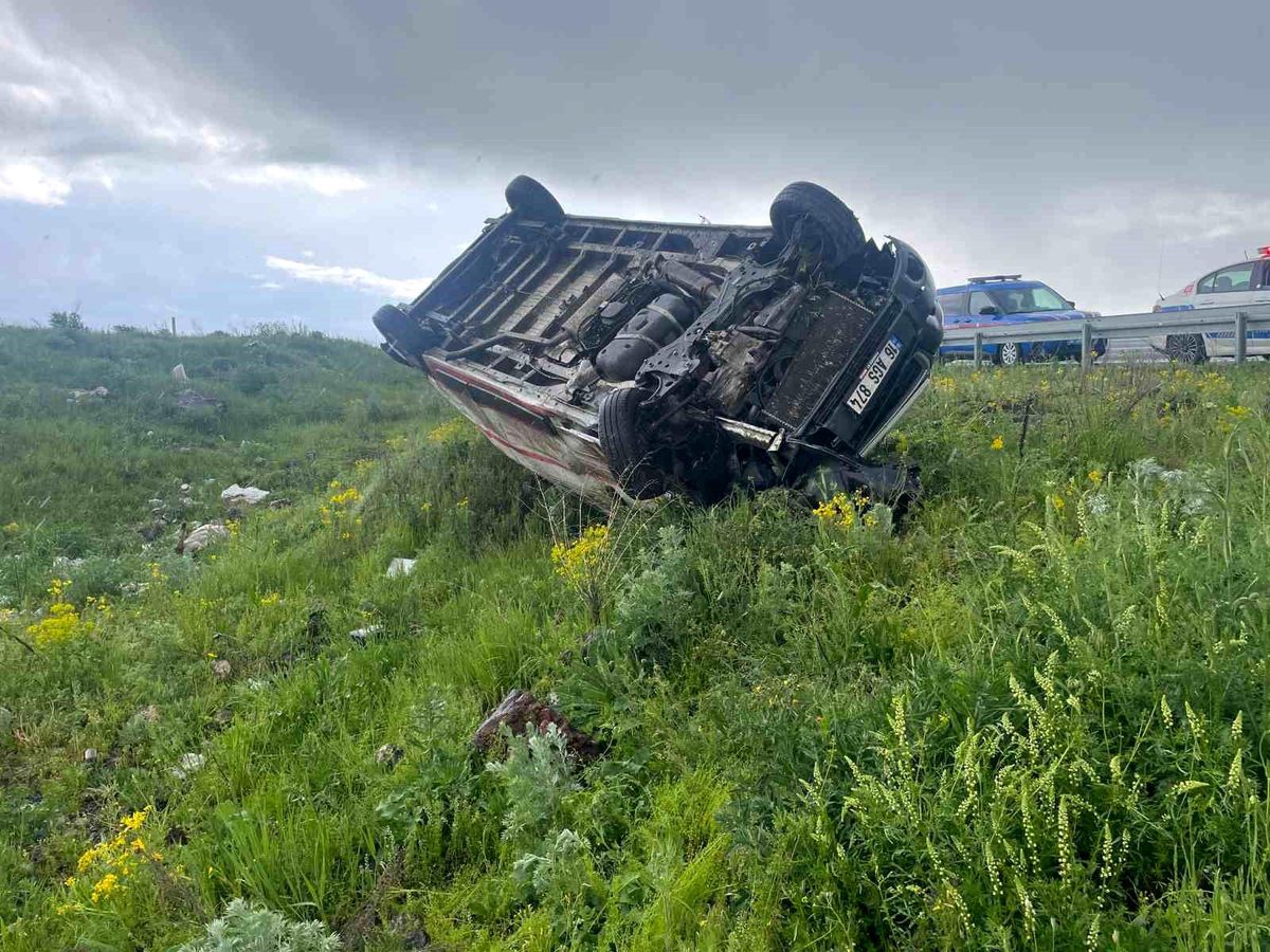 Kars'ta ticari araç şarampole devrildi: 1 yaralı