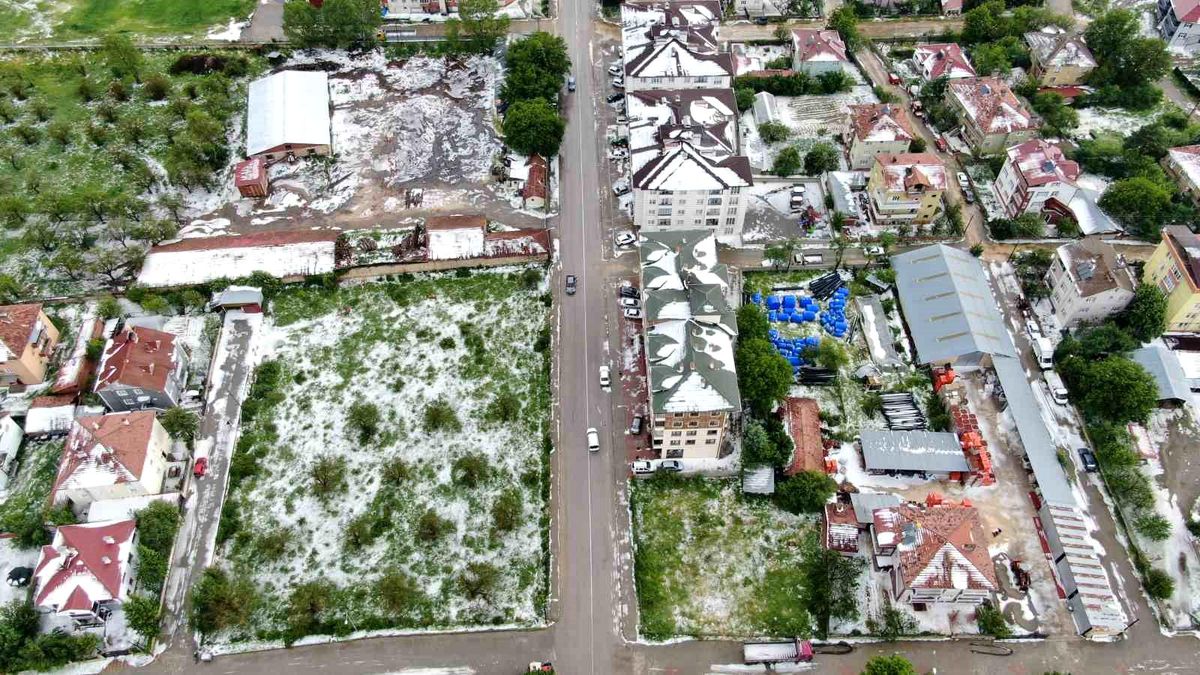 Kastamonu'da dolu yağışı hayatı felç etti: İlçe beyaza bürün