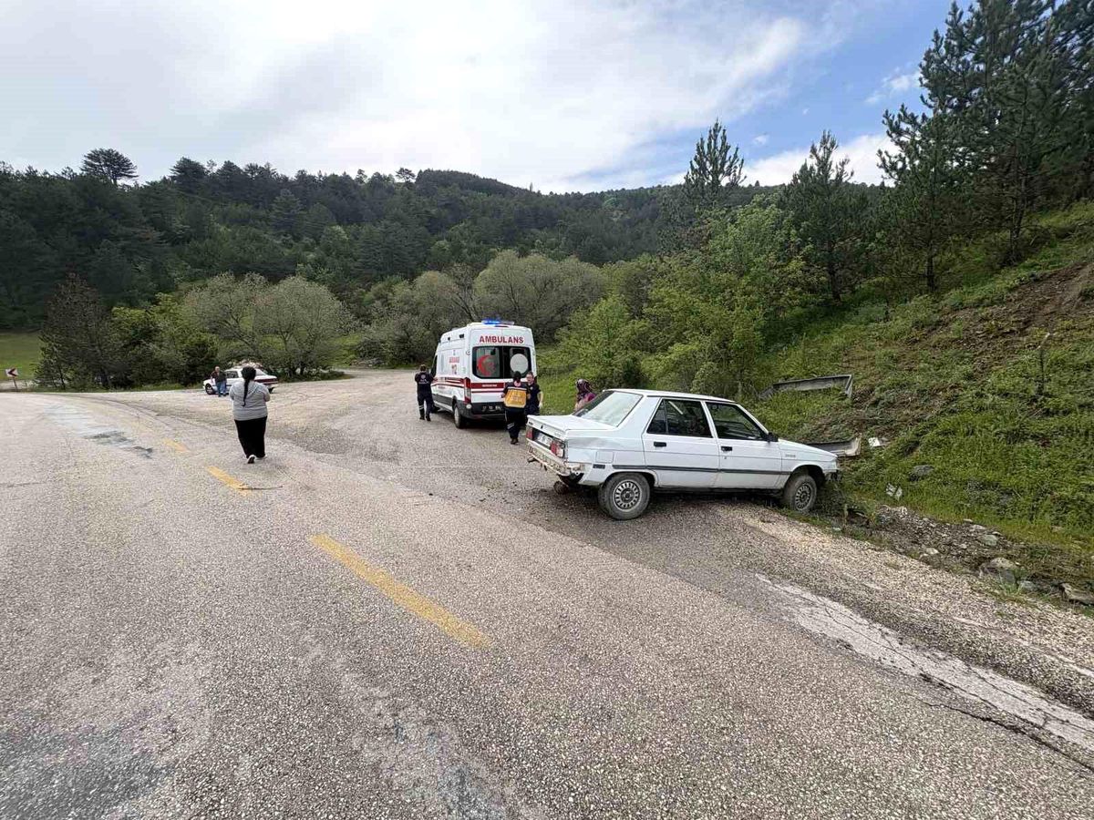 Kastamonu'da kontrolden çıkan otomobil kaza yaptı: 2 yaralı