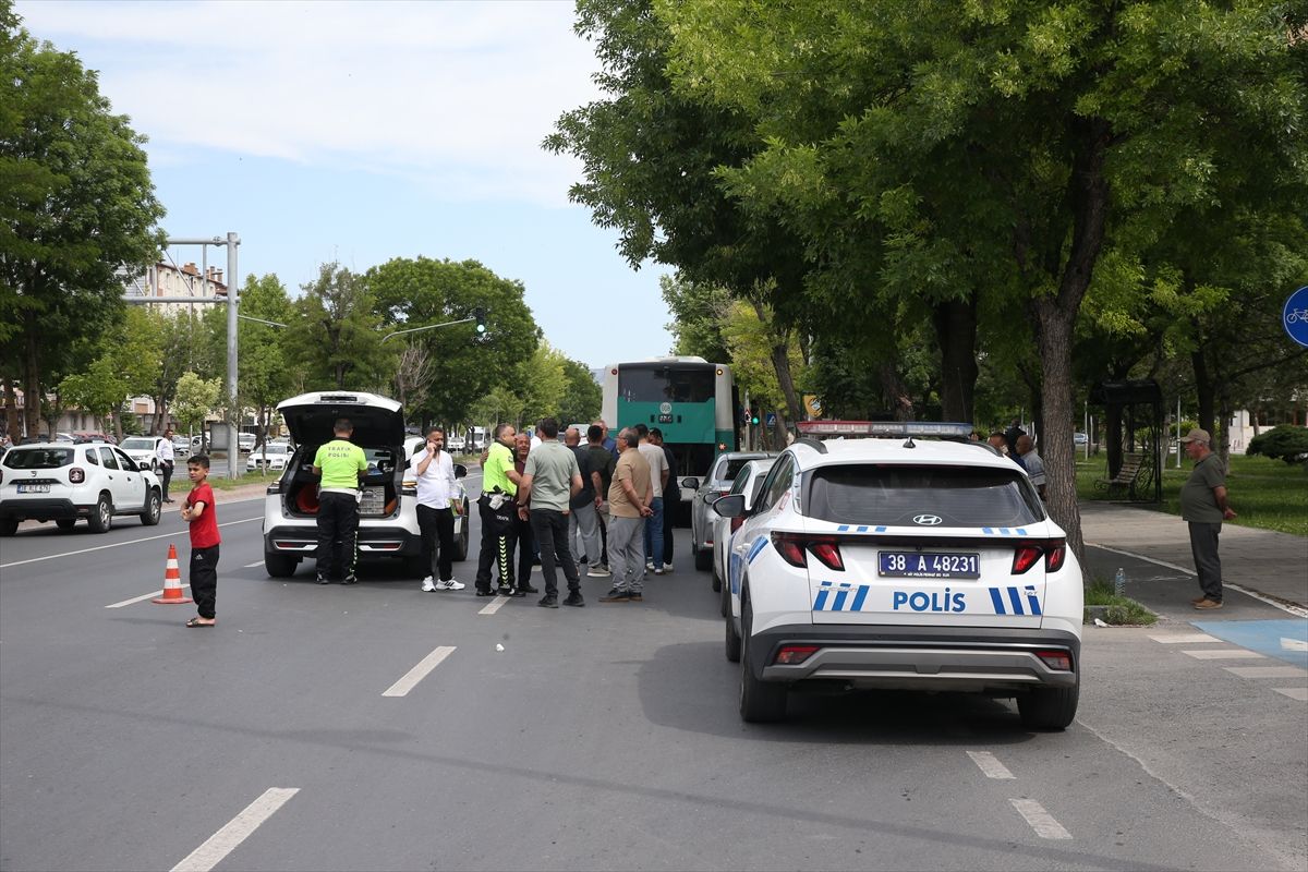 Kayseri'de halk otobüsüyle çarpışan otomobilin sürücüsü yaralandı