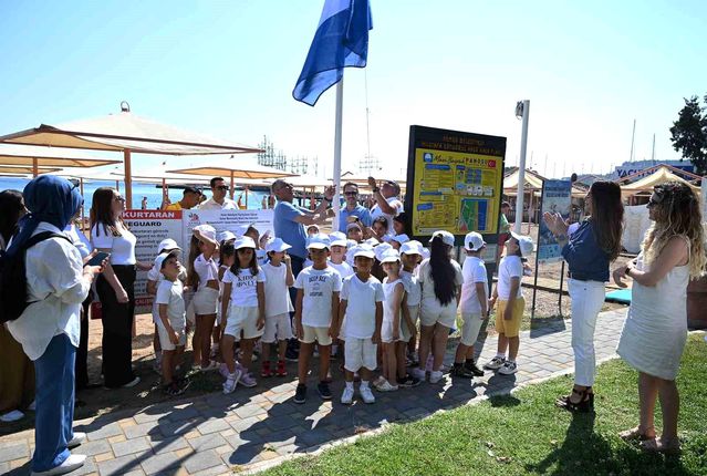 Kemer Belediyesi Halk Plajı'nda mavi bayrak göndere çekildi