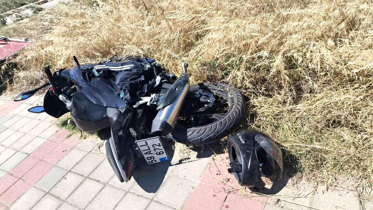 Keşan'da otomobil ile çarpışan motosikletin sürücüsü yaralan