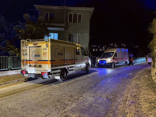 Mutfak tavanından sıva düştü, 5 kişilik aile tahliye edildi