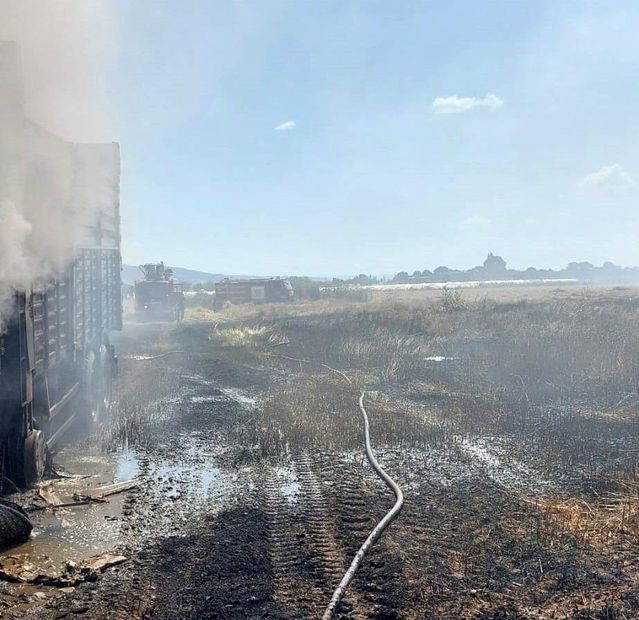 Köşk'te kamyon küle döndü, ekinler yandı