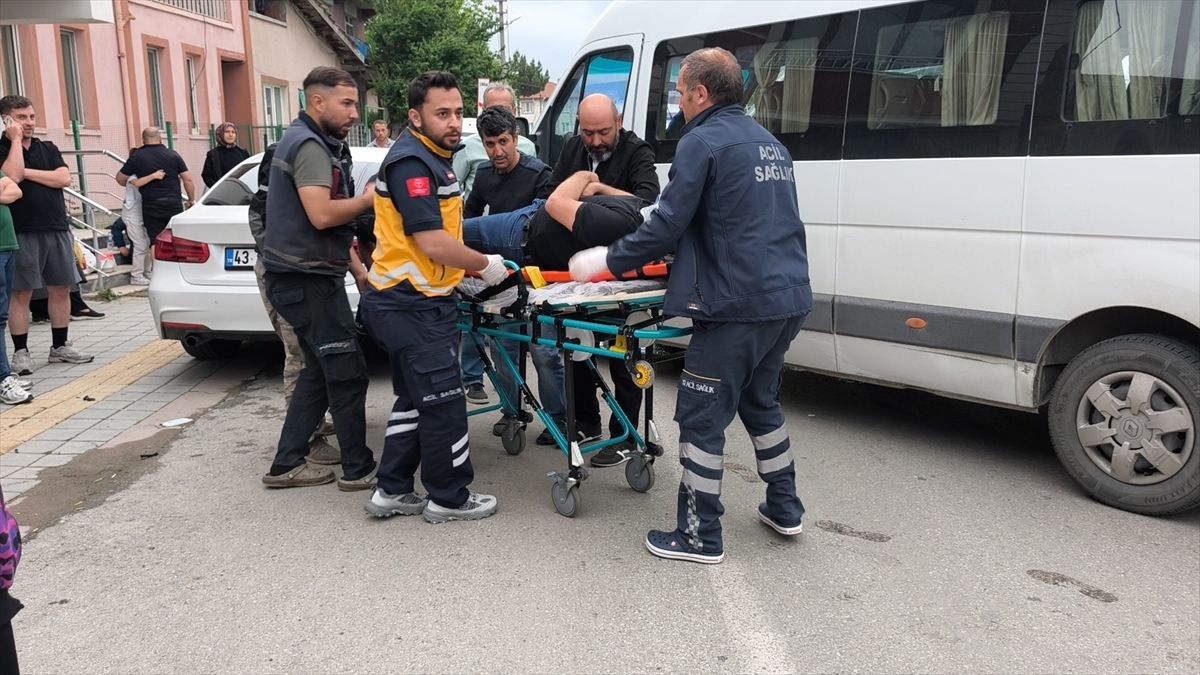 Kütahya'da servis araçlarının çarpıştığı kazada 2 kişi yaral
