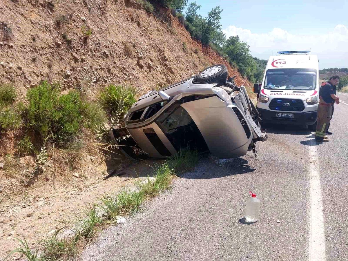 Manisa'da otomobil takla attı: 2 yaralı