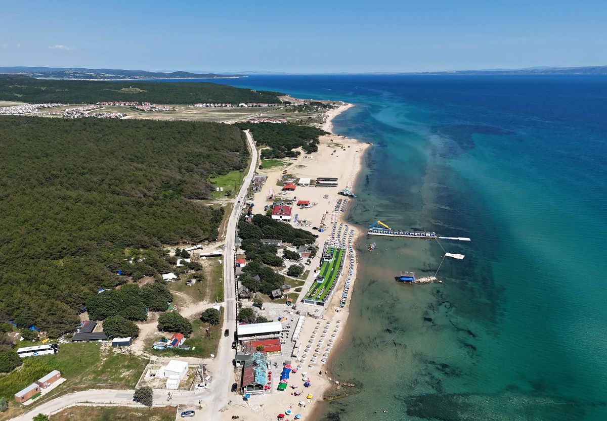 Mavi ve yeşilin buluştuğu Saros Körfezi sahilleri yeni sezon
