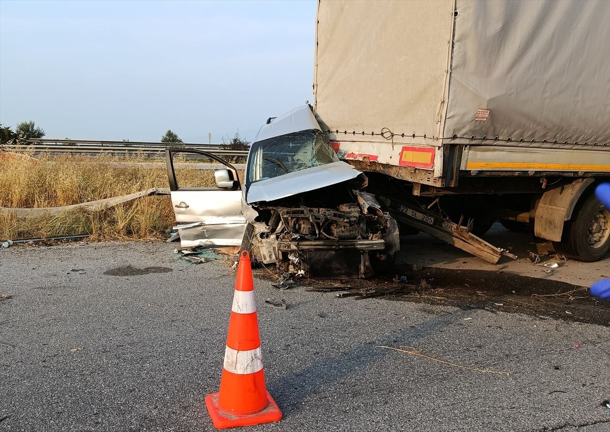 Mersin'de tıra çarpan hafif ticari araçtaki 1 kişi öldü, 4 k