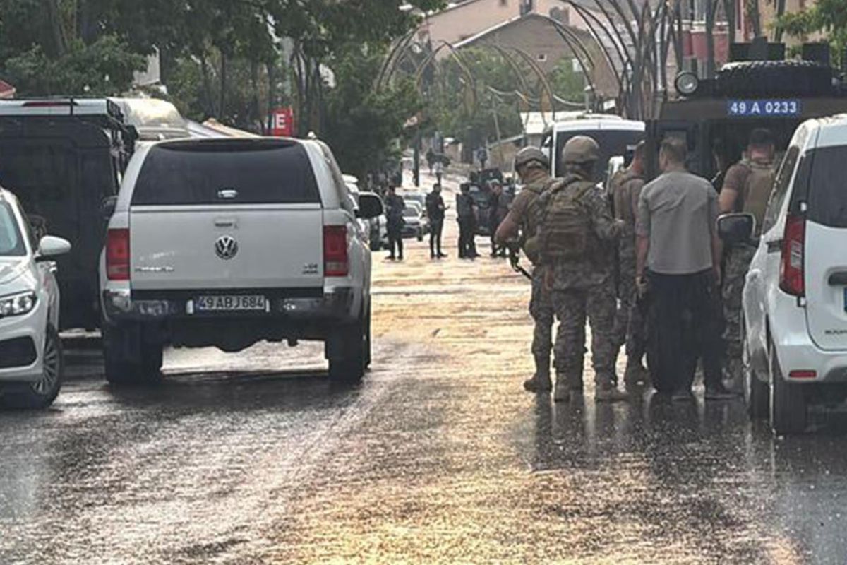 İşitme engelli kardeşini ve bir polis memurunu yaralayan şüpheli, operasyonla etkisiz hale getirildi