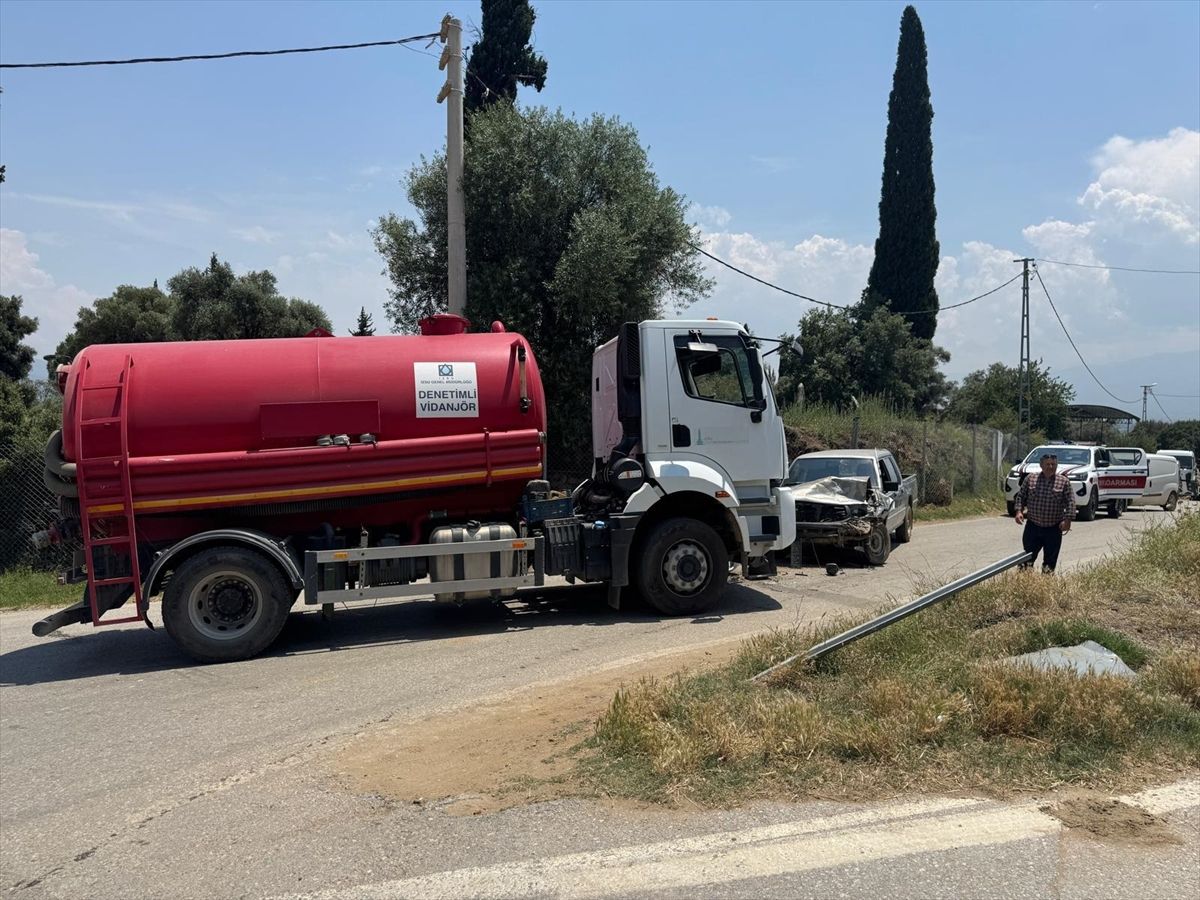 Ödemiş'te vidanjör ile otomobilin çarpıştığı kazada 1 kişi yaralandı