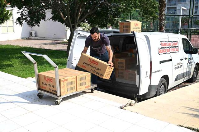 Öğrencilerin yeni sezonda kırtasiye malzemeleri Kemer Beledi