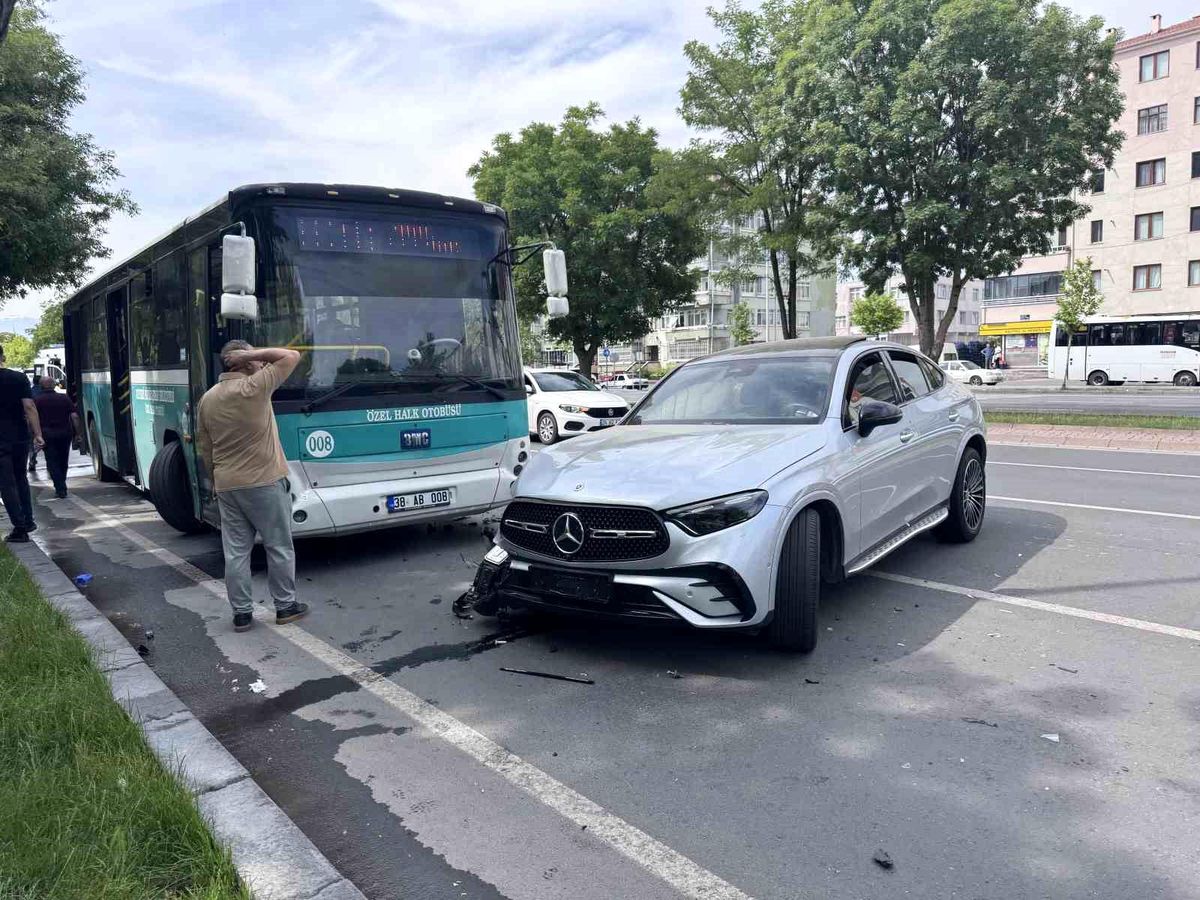 Otomobil halk otobüsü ile çarpıştı: 1 yaralı
