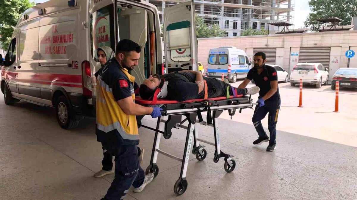 Otomobille çarpışan motosikletli yaralandı: Kaza anı kamerad