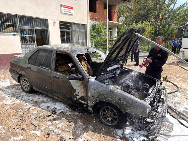 Park halindeki otomobilde çıkan yangın söndürüldü
