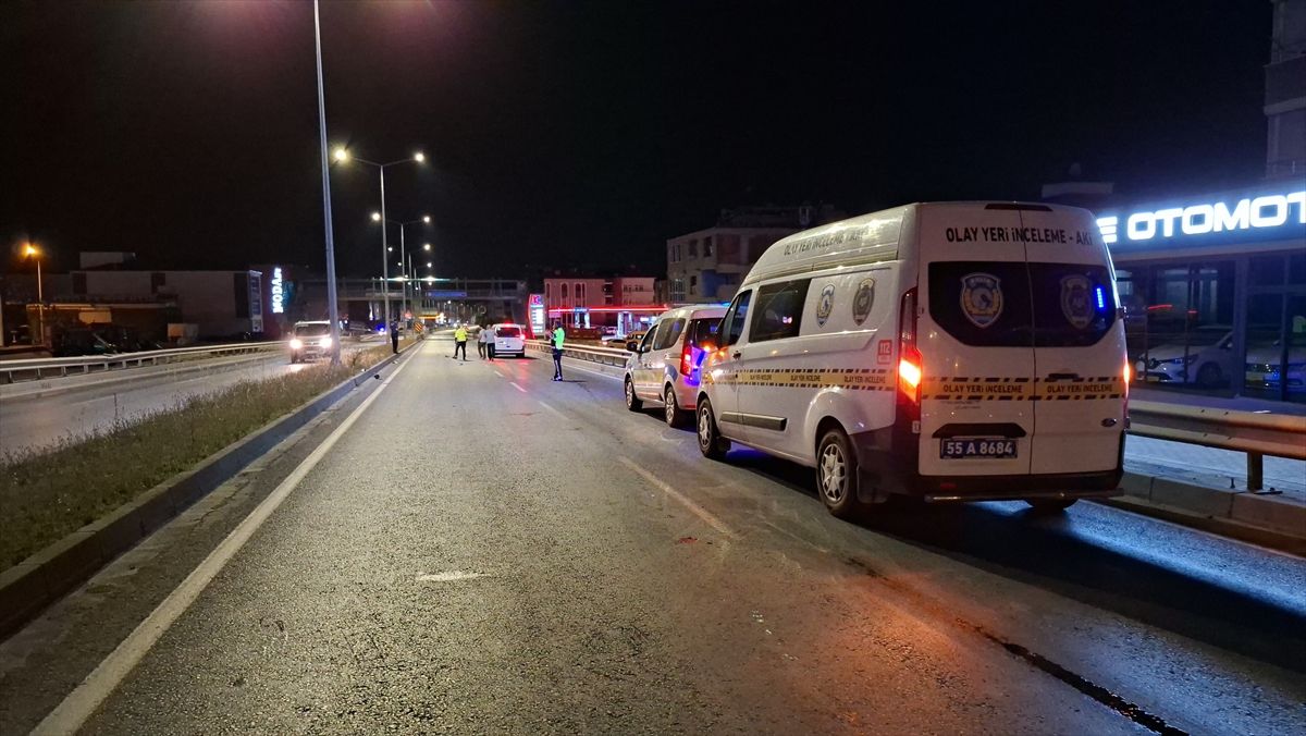 Bafra'da yolun karşısına geçmeye çalışan bir yaya, otomobilin çarpması sonucu yerde yatıyor.