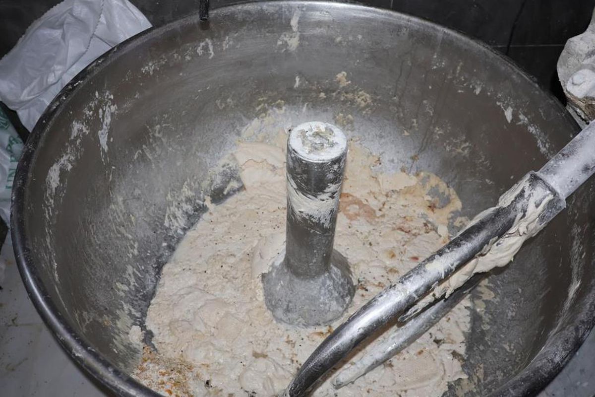 Pastanede mide bulandıran görüntüler! Tatlının içinden böcek çıktı