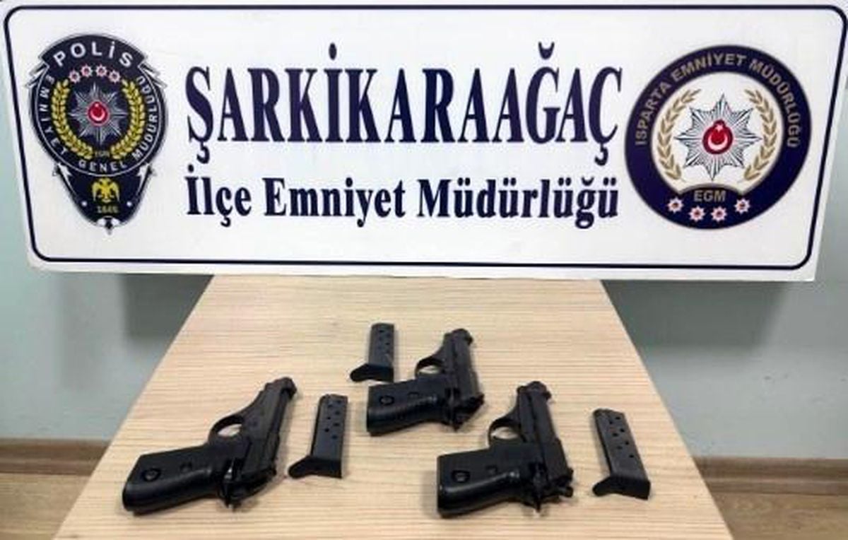 Şarkikaraağaç'ta ruhsatsız silah operasyonu: 2 şüpheli hakkı