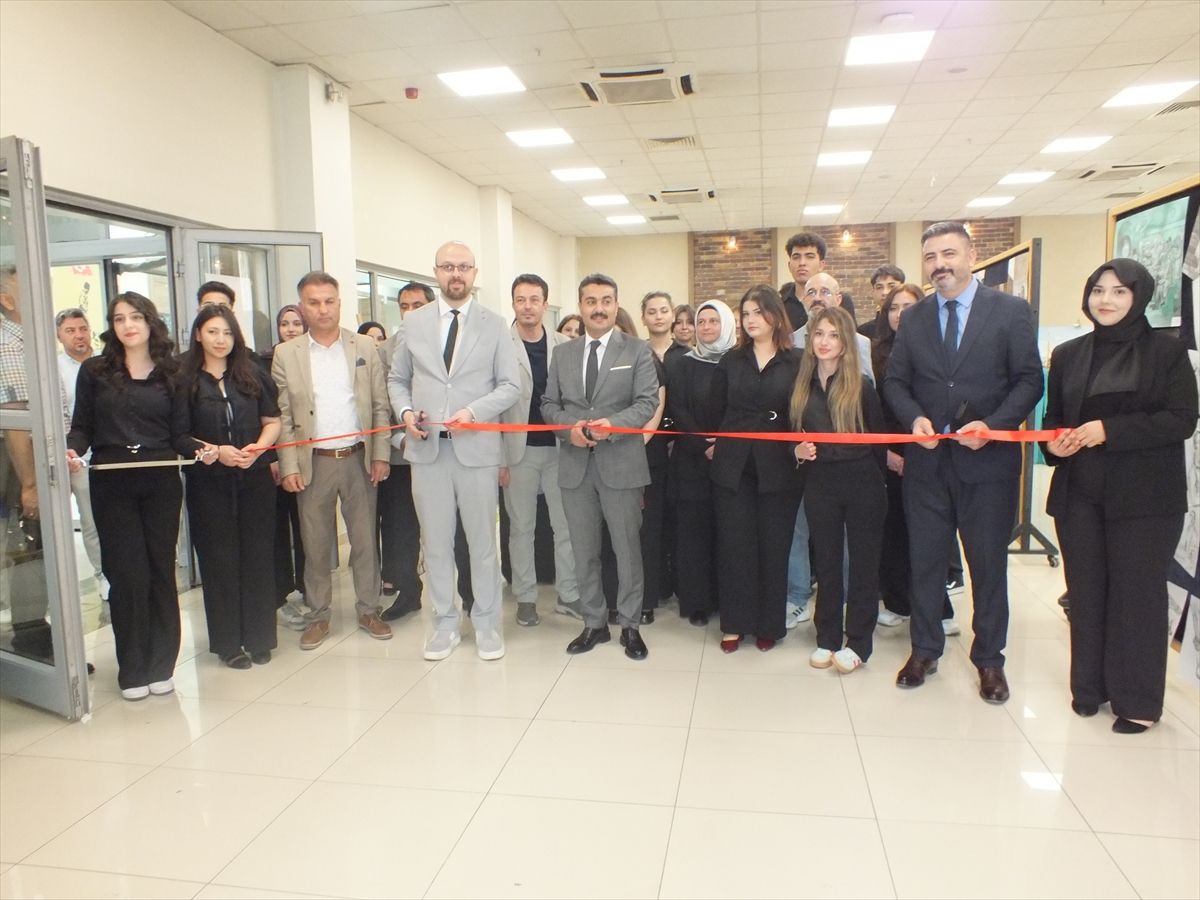 Sivas'ta lise öğrencileri "Yıl Sonu Karma Resim Sergisi" açt