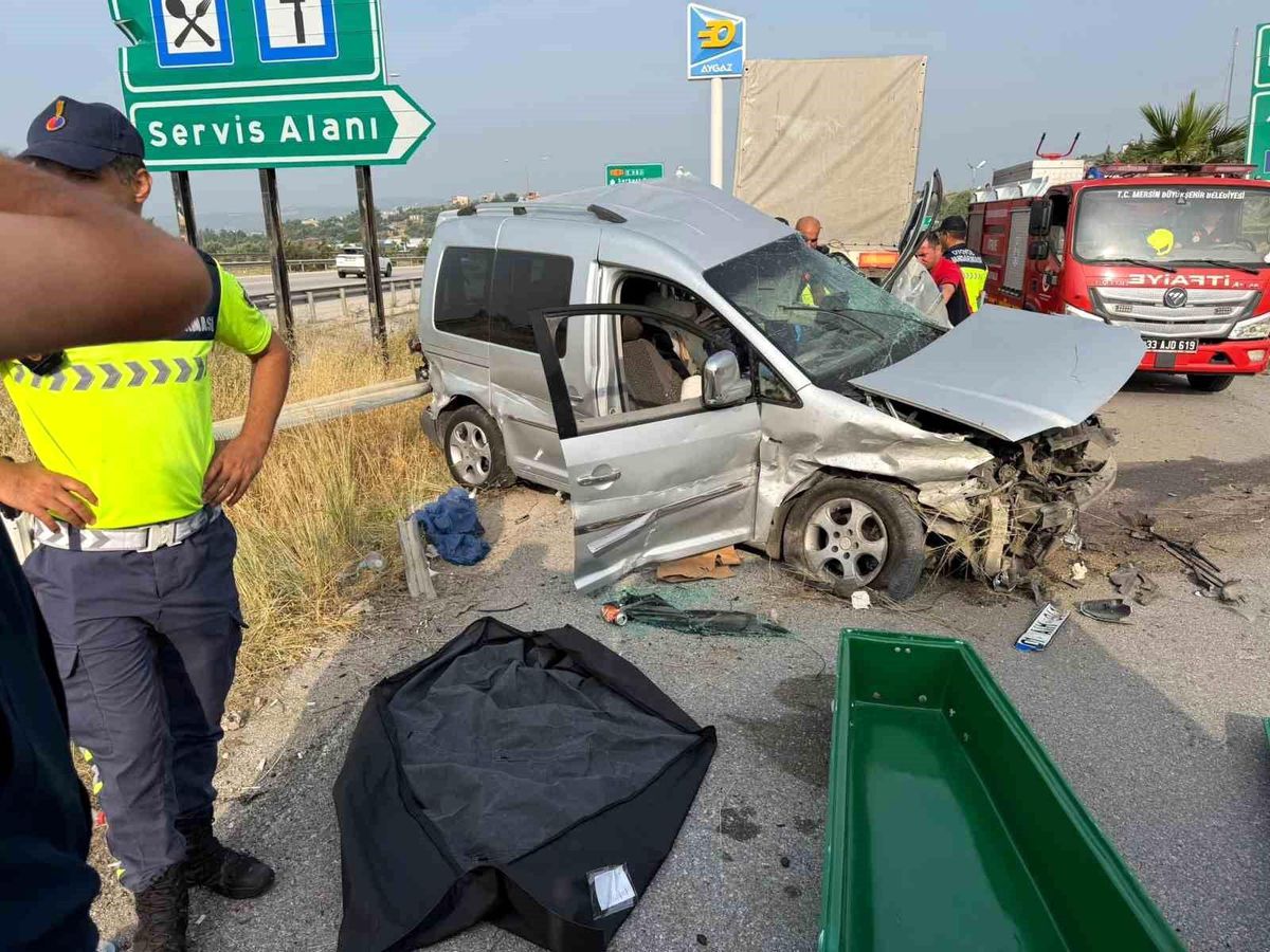 Tarsus'ta otomobil tıra çarptı: 1 ölü, 4 yaralı