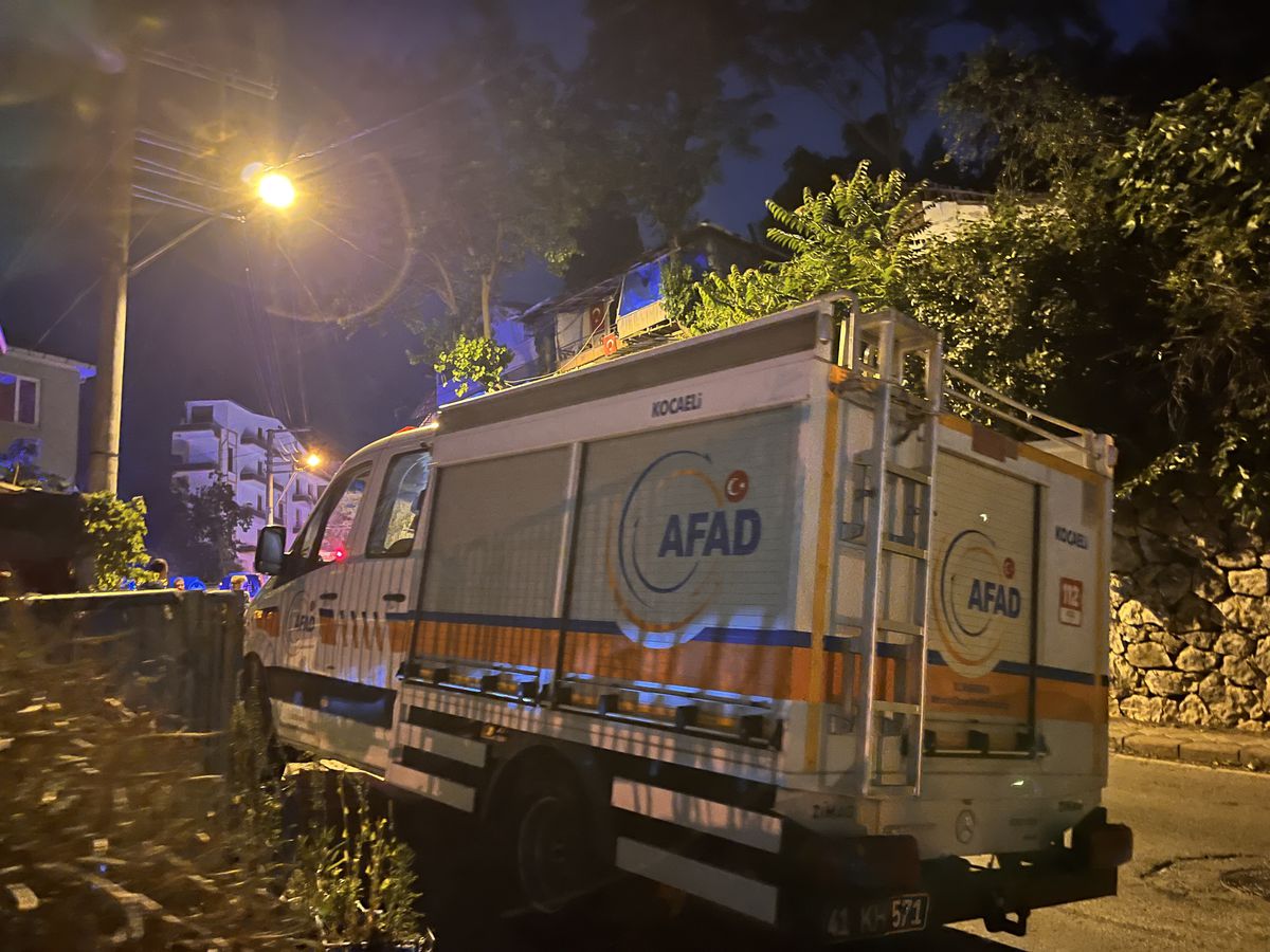 Tavan sıvaları düşen evdeki 5 kişi tahliye edildi