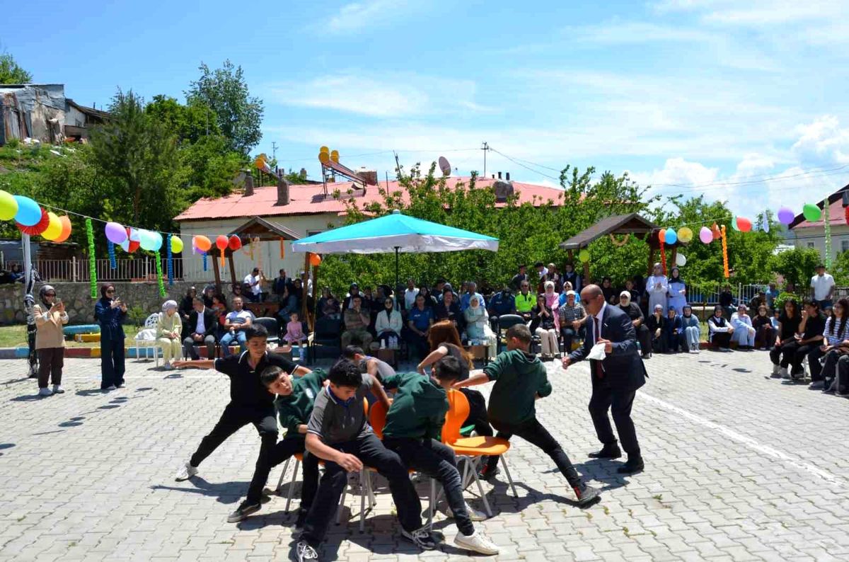 Tercan'da Yılsonu Şenliği Renkli Görüntülere Sahne Oldu