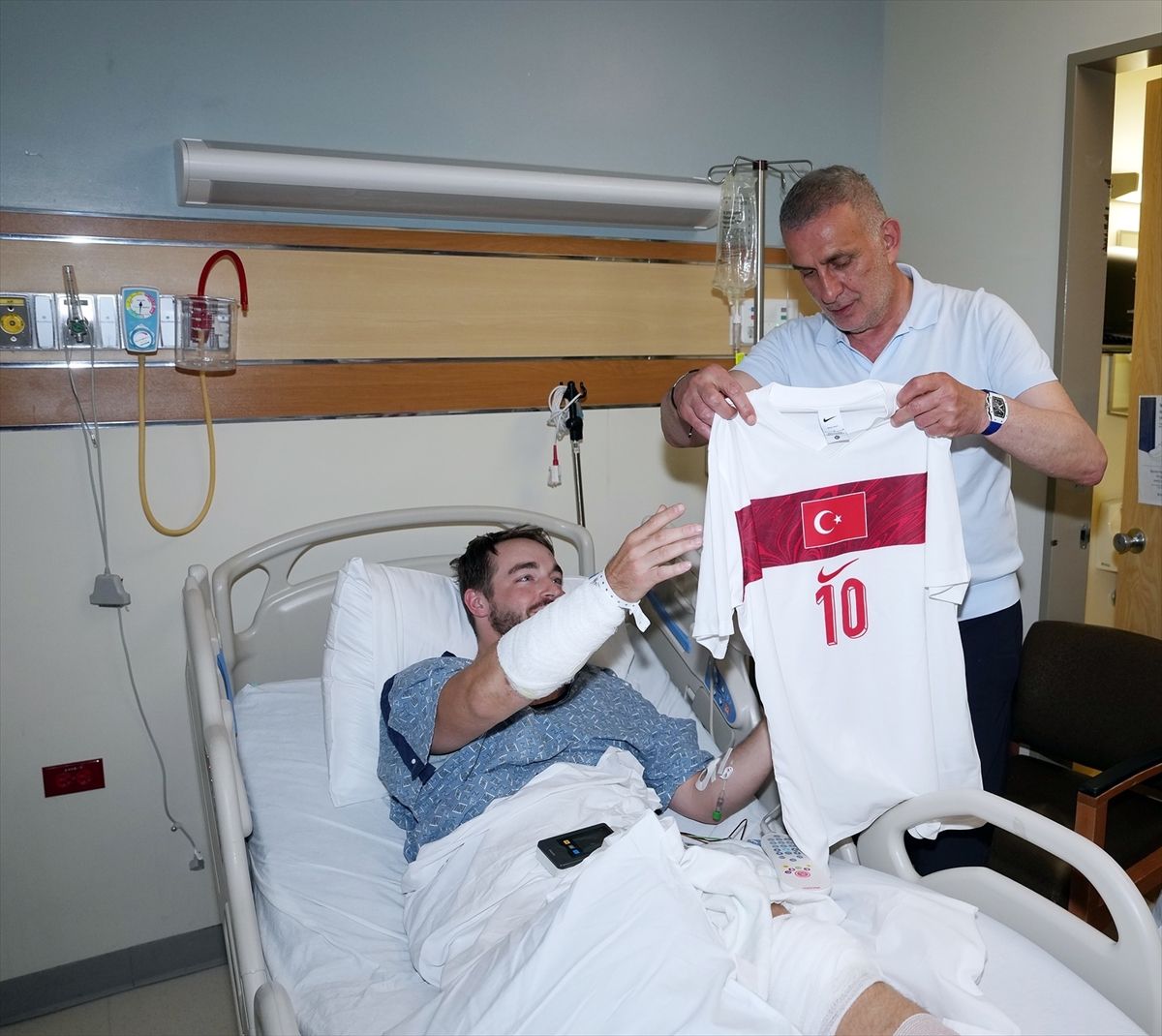 TFF Başkanı İbrahim Hacıosmanoğlu'nun hastanede polis memuru Tyler McGhee'yi ziyaretinden bir görüntü.