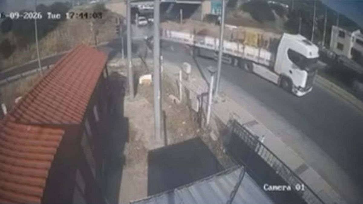 TIR'a çarpan otomobilin sürücüsünün öldüğü kaza kamerada