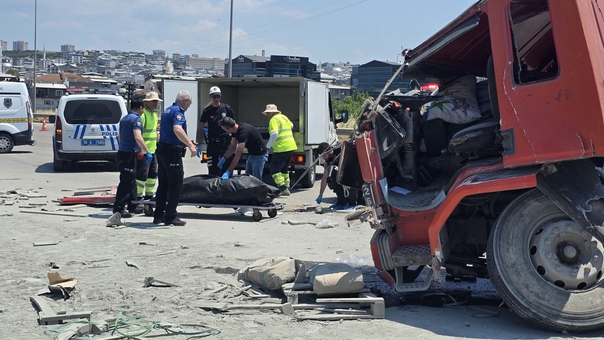 TIR, emniyet şeridinde park halindeki araçlara çarptı: 1 ölü