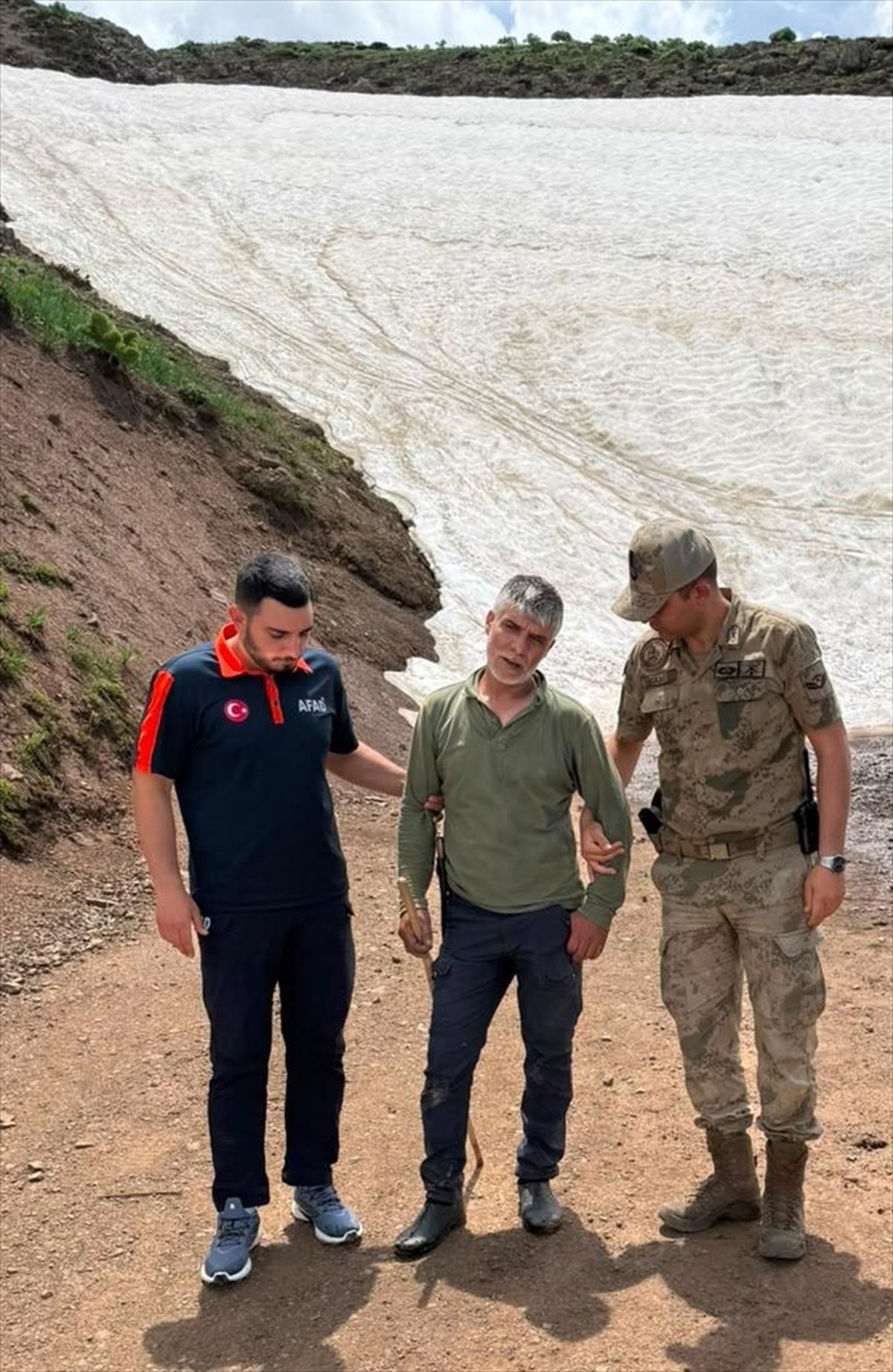 Tunceli'de dağlık alanda yolunu kaybeden kişi ekiplerce bulu