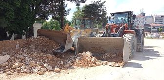 Turhal'da Yeşilırmak çevresinde taşkın riskine karşı oluşturulan tahkimatlar kaldırılıyor