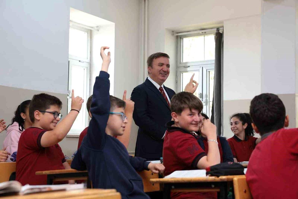 Vali Aydoğdu kendisini okula davet eden öğrencinin sınıfına 